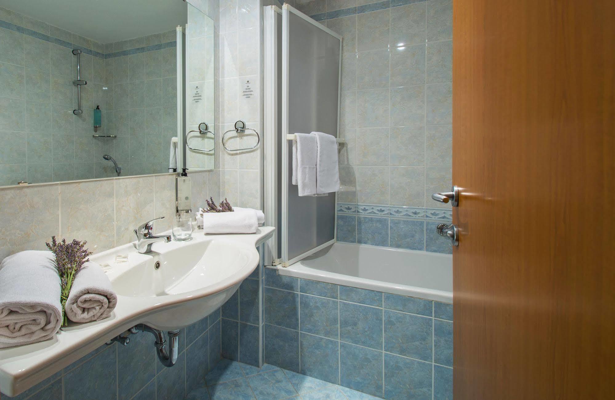Hotel Amfora Рабац Экстерьер фото